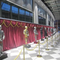 入口の横　鎧が沢山あります