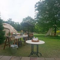 中庭で朝食にワッフルが食べられる