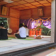 人気の少ない神社が多い中で、駐車場には数台の車がありました