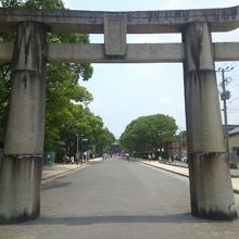 地下鉄駅出口すぐに建つ鳥居