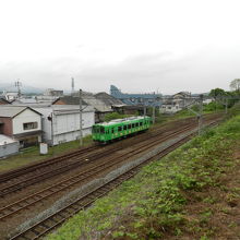 入り口から跨線橋を渡ります