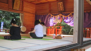 人気の少ない神社が多い中で、駐車場には数台の車がありました