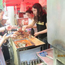 シシカバブ－（焼羊肉串）の店が並んで居ます。