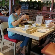 並びのラーメン店でTake outして来たヌードル食べても可