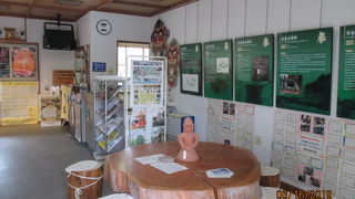 江戸時代の様式の古民家を復元したという、平屋建ての建物です