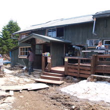 頂上下「将軍平」にある小屋、買い物できます