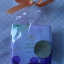 グレープひとつ270円です。