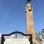 「海の記念日」の由来となった明治天皇の函館上陸記念碑です。