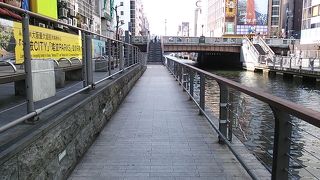 大阪の街並みと道頓堀川のコントラストが楽しめる道頓堀川沿いの遊歩道