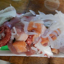 刺身の盛り合わせ３００円