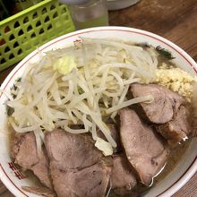 小ブタ…小ラーメンにブタを増したもの、野菜まし、にんにく有り