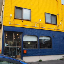 車は店の前に駐車するしかない