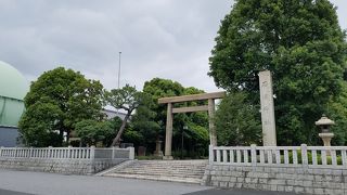ガスタンクが隣接する歴史ある神社