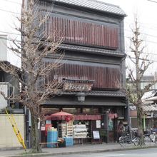 狭い敷地に無理やり３階建て