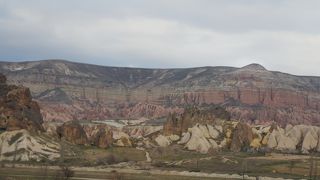 ピンク色などの地層