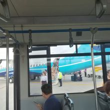 空港ビル内へはバスで移動