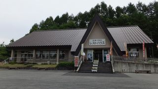 休憩に。中津川渓谷の散歩の駐車場としても。