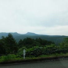 沼の平火口が見えます。