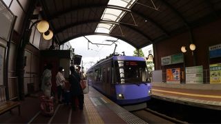 世田谷を行く東急の路面電車