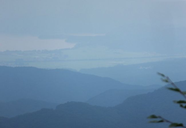 なんと猪苗代湖が見える。