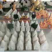 大理石に刻まれた経典を収めた小仏塔が並ぶ白亜のパゴダ