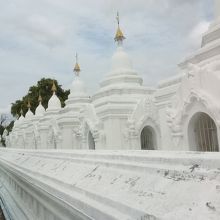 白亜の仏塔