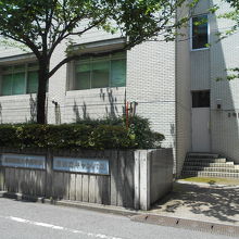 慶應義塾大学薬学部　芝共立キャンパスが正式名称