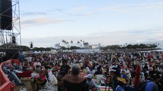 アラモアナセンターの海岸側にあるパブリックビーチのアラモアナビーチでハワイランタンフローティングを見学