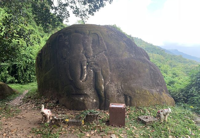 チャンパサック県の文化的景観にあるワット プーと関連古代遺産群