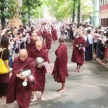 10時の鐘の音とともに托鉢が始まる