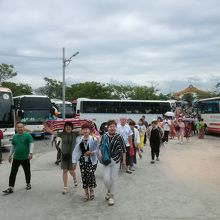 大勢の観光客がバスで押し寄せる