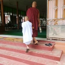 見習いの修行僧が食事に連れて行ってもらう光景