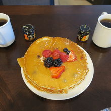 大きいけど、うすめのパンケーキが三枚。