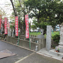 多くの地蔵菩薩が並んでいます