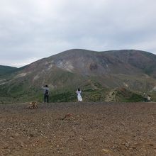 一切経山側の景色。浄土平の背後の山です。