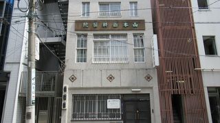 四角い３階建ての歴史を感じる建物です