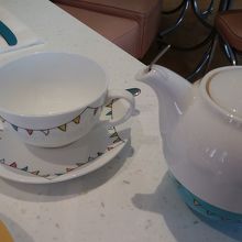 紅茶のポットも可愛らしいです。