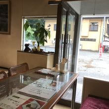 外が見える明るい店内