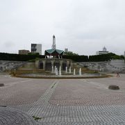 噴水が特徴の公園