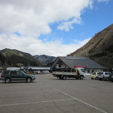 山間部にあるとは思えないくらい大きな敷地の道の駅