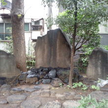 石碑がたっています。