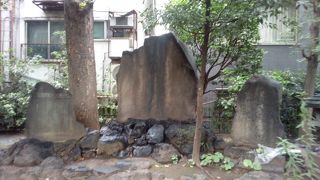 公園の中にひっそりとあります