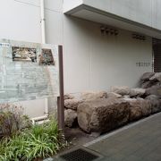 発掘された石垣が展示されています。