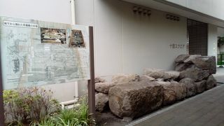 発掘された石垣が展示されています。