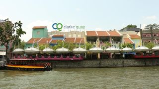 カラフルなお店がいっぱいあります