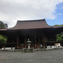 金堂です。堂内の諸仏は必見です。