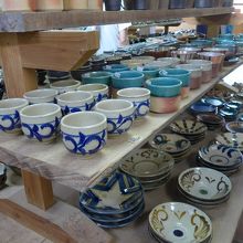 沢山の陶器が並ぶ店内の様子