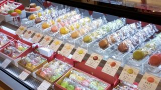 スイーツもパンもある