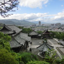 展望台から眺める観音堂境内、大津の町並み、琵琶湖です