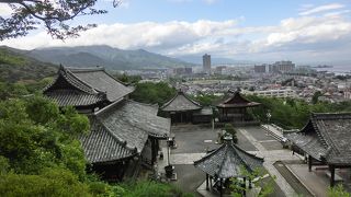 西国14番札所・広大な山内に多くの堂宇、見所が点在